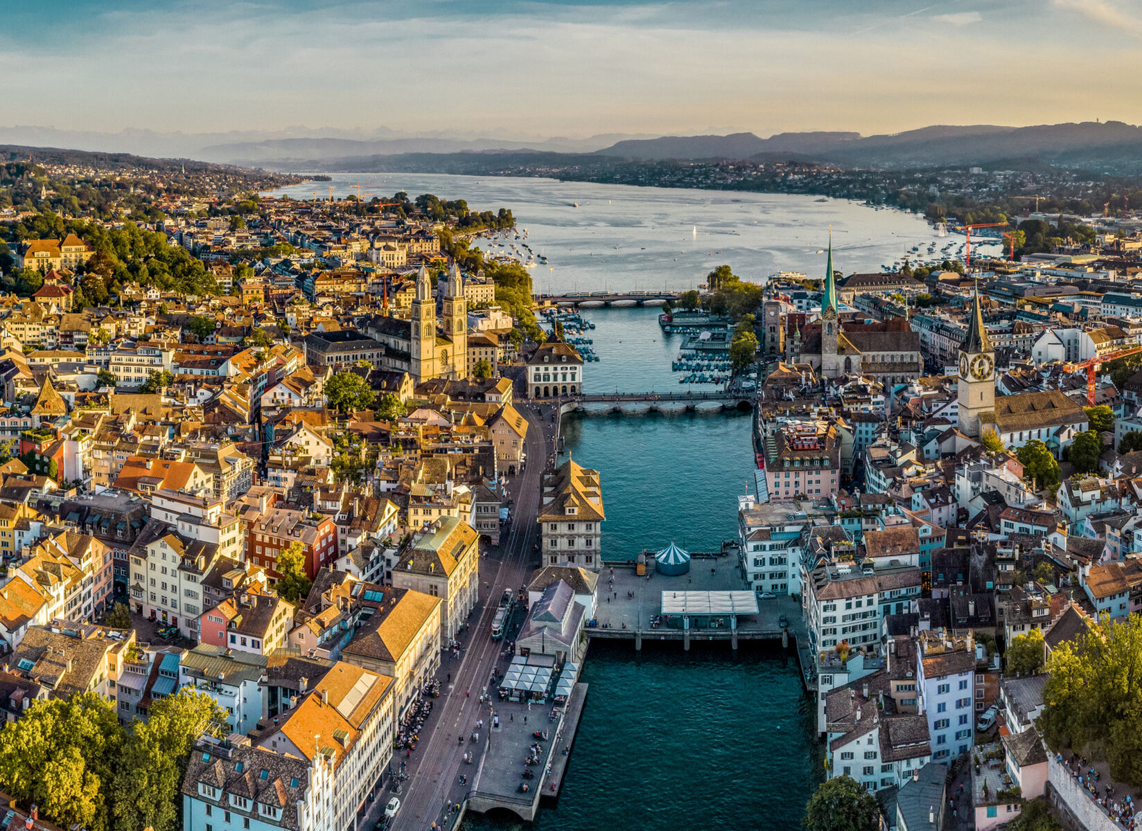 Panorama von Zürich und dem Zürichsee bei Sonnenuntergang